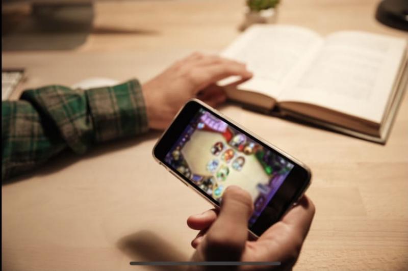C社スマホアプリWebCM出演者募集(ゲームに集中してる男性客役)