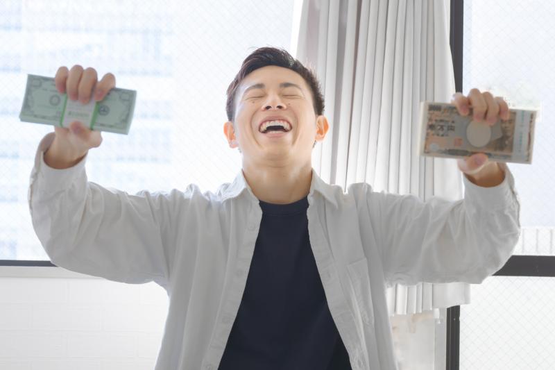 バブルに乗り遅れまいと必死な男 / SNS動画広告に出演可能な俳優様を募集
