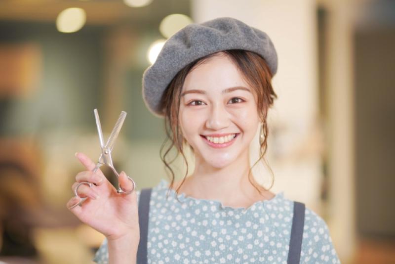 借金がなくなったので気分転換に督促状を全部ハサミでカットする女性役【動画ショート広告ご出演/継続あり】