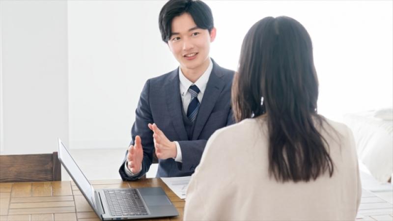 借金を返し続けなくて済む方法があるのをこっそり教えてくれる弁護士役【動画ショート広告ご出演/継続あり】