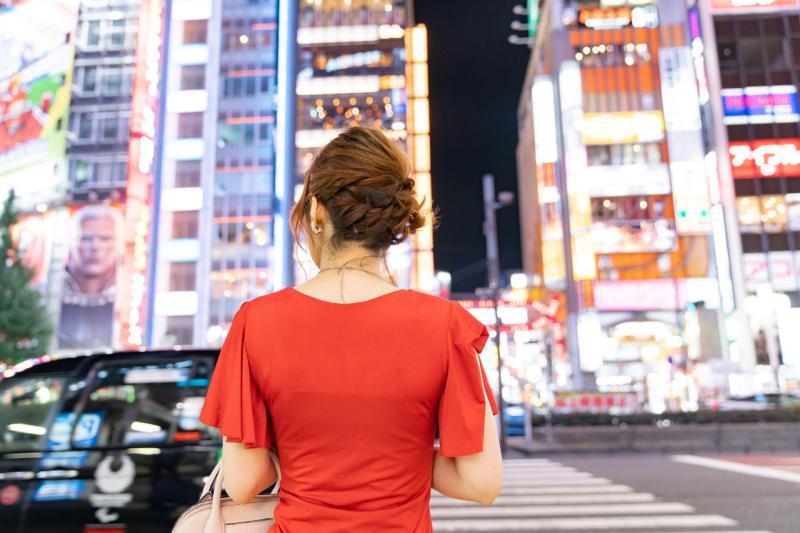 「借金を返済のために水商売をはじめる女性役」を募集します！ / SNS動画広告のキャスト募集