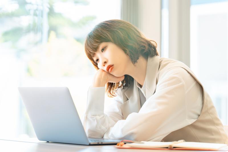 「退職したいけどお金がなくて辞められず友達に相談する女性役」を募集します！ / SNS動画広告のキャスト募集