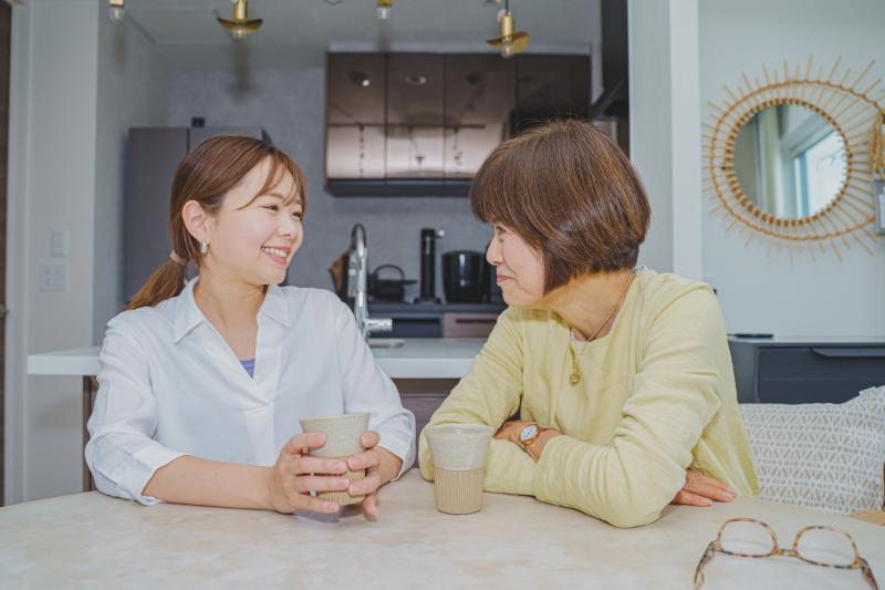 「金欠の娘が突然仕事を辞めてきたのでヤバイ仕事をし始めた疑う母親役！」を募集します！(40～50代) / SNS動画広告のキャスト募集