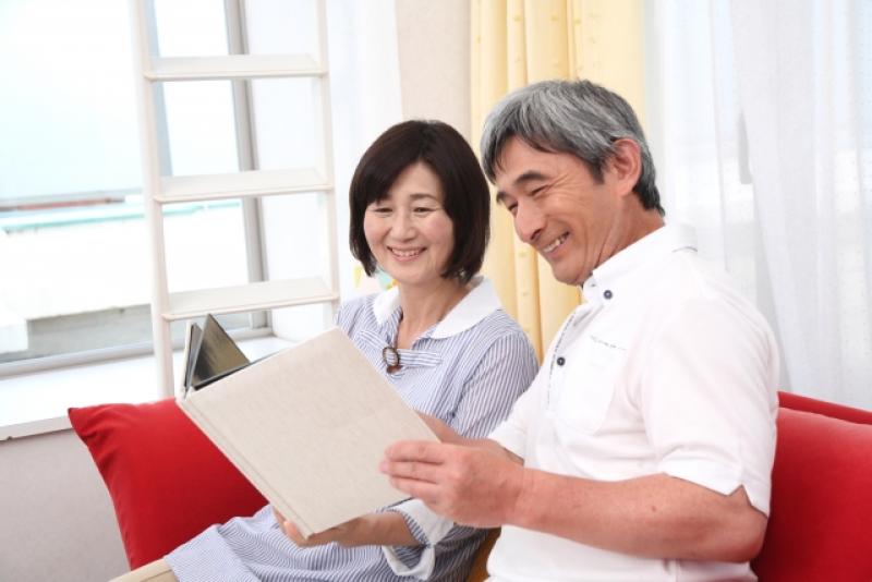 「妻から熟年離婚を切り出されたので落ち込んで友人に相談する夫役 」を募集します！(50～60代) / SNS動画広告のキャスト募集