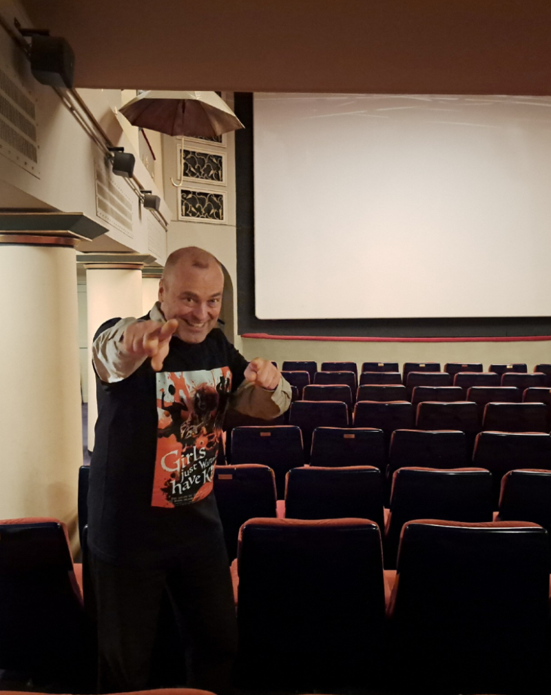 フィンランドの音楽家ペトリさんが2分から5分の映像を2つ、探しています