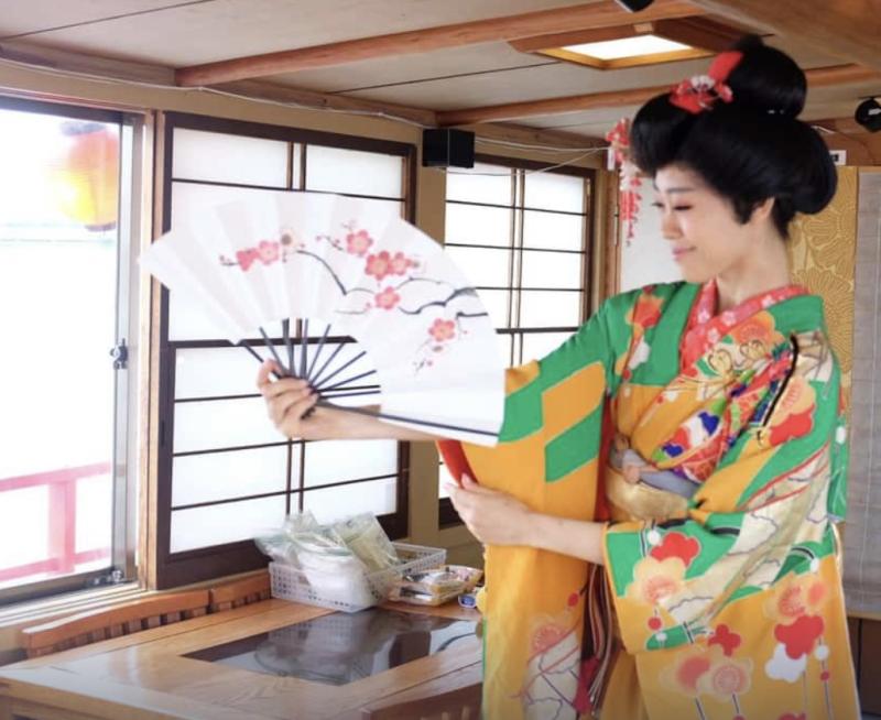 日本の伝統的な屋形船での舞妓(ダンサー)募集