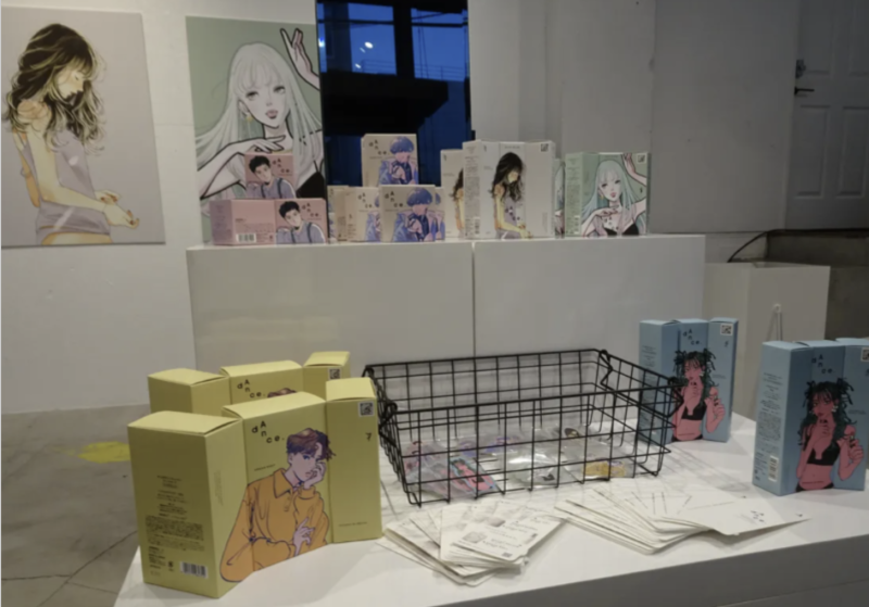 イラストの個展にて、AIデザインスクールの実績者代行インタビュー サブ画像